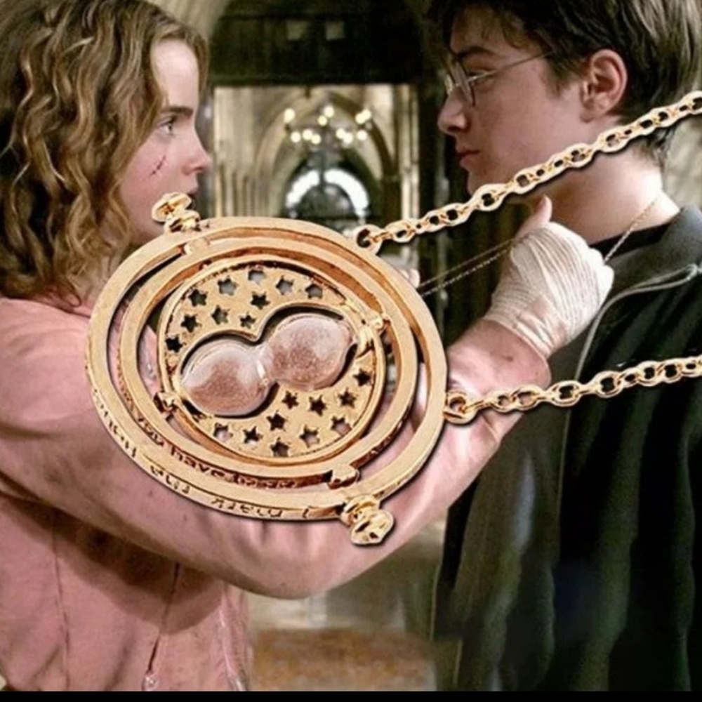 🔹️HARRY POTTER Gold-Tone Time Turner Necklace - Picture 3 of 7